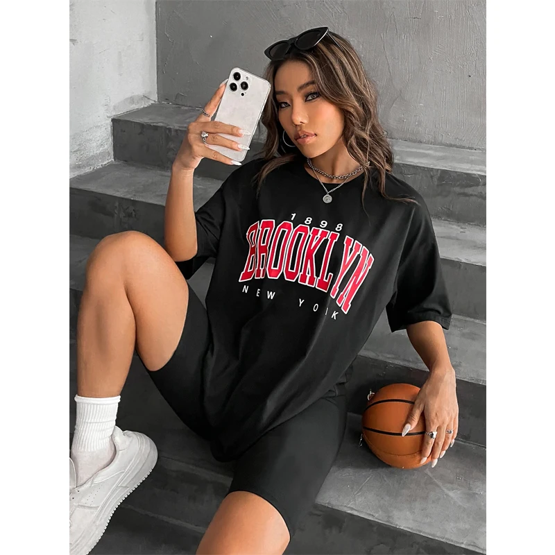Street Fashion New York 2025 - Moda Vintage Donna T-shirt 1898 Brooklyn