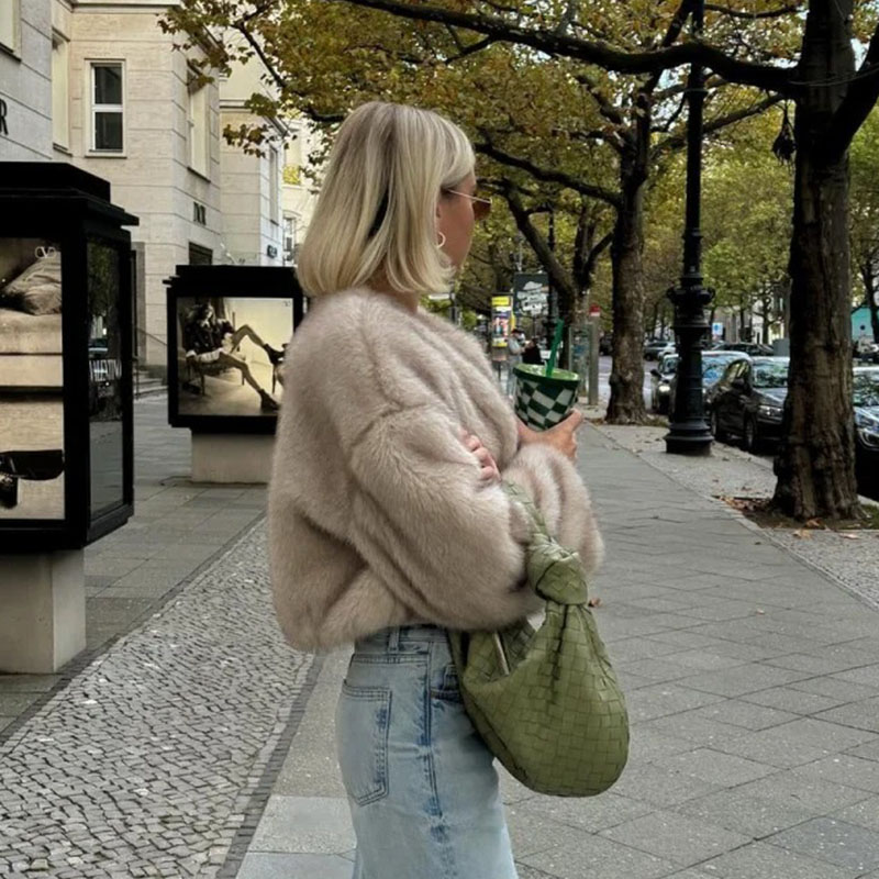 Iconico Cappotto Corto in Pell - Street Fashion Week recensione e prezzo