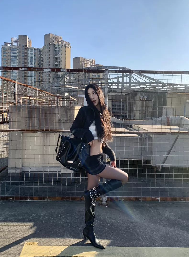 Maglioni Gialli con Collo in P - Street Fashion Week recensione e prezzo